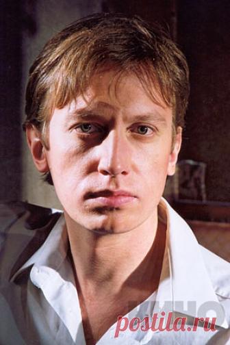 Михаил Трухин — биография, фильмография, фотографии актёра Заслуженный артист России (2010г.). Родился 28 октября 1971г. в Петрозаводске. Учился в театральной студии И. Горбачева при Александринском театре. В 1996г. окончил СПбГАТИ (курс В. Фильштинского). До 1992г. - актер вспомогательного состава Александрийского театра. С 1995 по 1996гг. - актер Театра на Крюковом канале