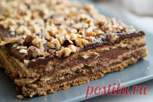 Даже духовка не нужна: этот торт придумал гений!
Настоящее наслаждение для сладкоежек!

Любителям шоколадки Сникерс – этот торт должен понравиться.
Торт готовится без выпечки, легко и просто, очень вкусный и на детских праздниках съедается моментально!

Ингредиенты рассчитаны на торт диаметром 18 см

Корж
270 грамм – бисквитное печенье
100 грамм – чёрный шоколад с содержанием какао 50%
50 грамм – сливочное масло

50 грамм – молоко

Крем
380 грамм – варёное сгущённое молоко...