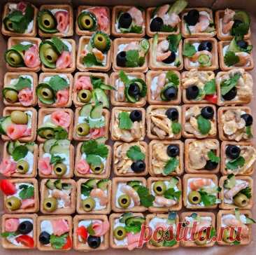 Идея к праздничному столу: чем наполнить тарталетки? Берем тарталетки и творожный сыр, а дальше...
- соленая красная рыба
- отварные креветки
- свежие огурцы
- маслины и оливки без косточки
- жареные с луком или маринованные грибы
- копченая курица
- помидоры
- петрушка