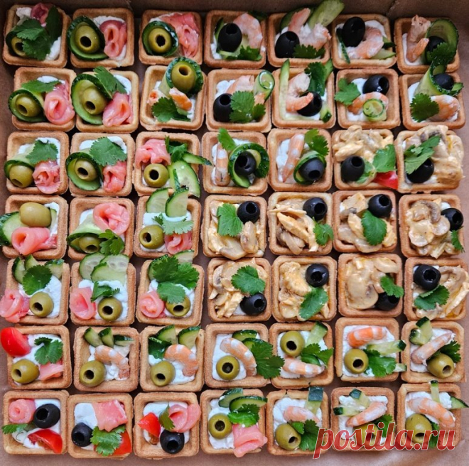 Идея к праздничному столу: чем наполнить тарталетки? Берем тарталетки и творожный сыр, а дальше...
- соленая красная рыба
- отварные креветки
- свежие огурцы
- маслины и оливки без косточки
- жареные с луком или маринованные грибы
- копченая курица
- помидоры
- петрушка