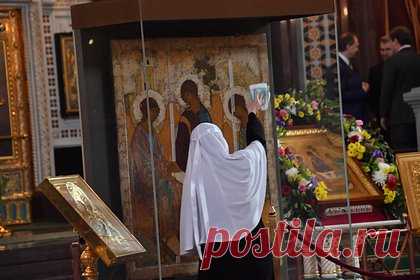В храм Христа Спасителя привезли «Троицу» Рублева. В храм Христа Спасителя в Москве привезли икону «Троица» Андрея Рублева, она будет находиться в соборе на время празднования Рождества.