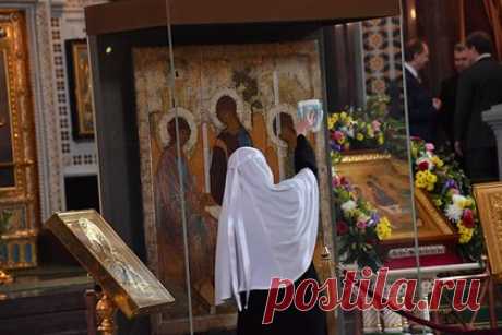 В храм Христа Спасителя привезли «Троицу» Рублева. В храм Христа Спасителя в Москве привезли икону «Троица» Андрея Рублева, она будет находиться в соборе на время празднования Рождества.