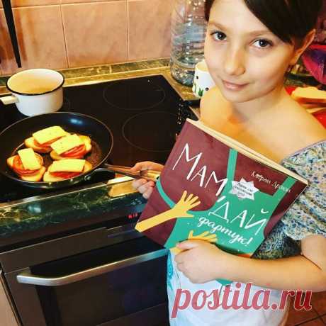 Сегодня 23 марта, а значит, пришла пора подводить итоги конкурса #miffriends. На этот раз победителем становится подписчица из инстаграма Ольга @karandychonok А если вы вдруг пропустили, напоминаем условия конкурса. Все, что вам нужно, - это выкладывать фотографии своих детей с книгами МИФа и тегом #miffriends. Каждый месяц, 23го числа, мы выбираем автора самой интересной фотографии, которому дарим ЛЮБУЮ книгу МИФа. Важно! Участвуют все соцсети (Instagram, VK, FB).