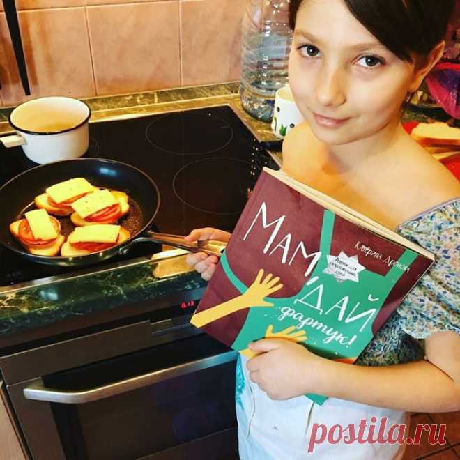 Сегодня 23 марта, а значит, пришла пора подводить итоги конкурса #miffriends. На этот раз победителем становится подписчица из инстаграма Ольга @karandychonok А если вы вдруг пропустили, напоминаем условия конкурса. Все, что вам нужно, - это выкладывать фотографии своих детей с книгами МИФа и тегом #miffriends. Каждый месяц, 23го числа, мы выбираем автора самой интересной фотографии, которому дарим ЛЮБУЮ книгу МИФа. Важно! Участвуют все соцсети (Instagram, VK, FB).