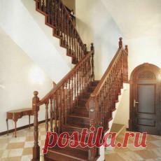 Дерево- главный материал, который мы используем при устройстве лестниц. Это могут быть благородные сорта древесины, такие как дуб или бук, придающие интерьеру солидный и роскошный вид. А может быть более дешёвая сосна, которая отлично поддаётся обработке, а будучи покрытой несколькими слоями лака, сохраняет свой естественный и очень декоративный вид. Но в любом случае мы используем только первосортную сухую древесину, без дефектов и экологически чистую.