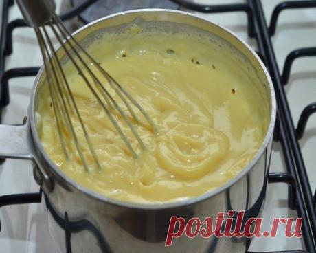 6 рецептов, за которые кондитер готов продать душу.
Лучшие кремы для тортов

1. Заварной крем.
Ингредиенты:
500 мл молока
200 г сахара
1 ч. л. ванили
4 яичных желтка
50 г муки
Приготовление:
1. Разотри желтки с мукой, сахаром и ванилью.
2. Влей в массу горячее молоко и вари на слабом огне, пока не крем не станет густым.