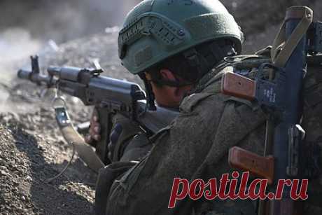 Стало известно об уничтожении лучшего полевого разведчика Украины. Военкор Руслан Татаринов сообщил об уничтожении в зоне специальной военной операции лейтенанта Вооруженных сил Украины (ВСУ) Владимира Гизимчука. Его называли лучшим полевым разведчиком украинского президента Владимира Зеленского. «Уничтожен кинжальным огнем в засаде со своей группой», — написал военкор.