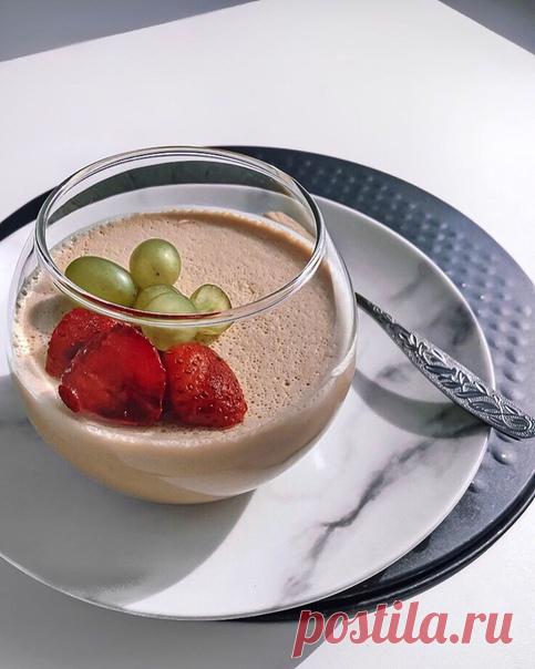 ПП-суфле из ряженки ⠀
⠀
Нужно:
300 мл ряженки 4%
10 гр какао( можно кофе растворимый1,5 ч.л)
10 гр желатина
50 мл воды
 подсластитель(можно жидкий)
⠀
Готовим:
желатин смешиваем с водой и ставим в микроволновку на 15 сек( до полного растворения), после сразу добавляем какао(кофе) и размешиваем, чтобы не было комков ⠀
 в ряженку добавляем подсластитель, вливаем желатин и какао(кофе) взбиваем блендером (на высокой мощности)
разливаем по формам и ставим в холодильник на 20 - 3...