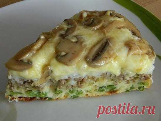Очень советую попробовать этот пирог, не пожалеете!
Ингредиенты:
Для теста:
3 яйца,
1 ст. кефира,
1-1 1/5 ст. муки (чтоб тесто было как на оладьи),
1 ч.л. соли
1ч.л. соды погасить уксусом или 2 ч.л. разрыхлителя.
Приготовление:
Форму обязательно выстелить бумагой для выпечки, чтобы сыр остался на пироге .
Укладываем слоями:
- шампиньоны консервированные 300 гр.
- тертый сыр 300 гр,
- рис отваренный 1 стакан (можно до полуготовности),
- фарш 300 гр (вместе с луком обжарить),
- мороженая стру