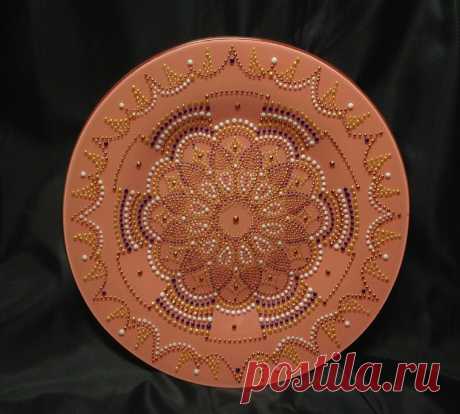 Точечная роспись декоративной тарелки Хочу поделиться своим опытом и представить вашему вниманию мастер-класс по точечной росписи. В качестве объекта для росписи я выбрала обычную прозрачную тарелку.
Цель моего мастер-класса — познаком…