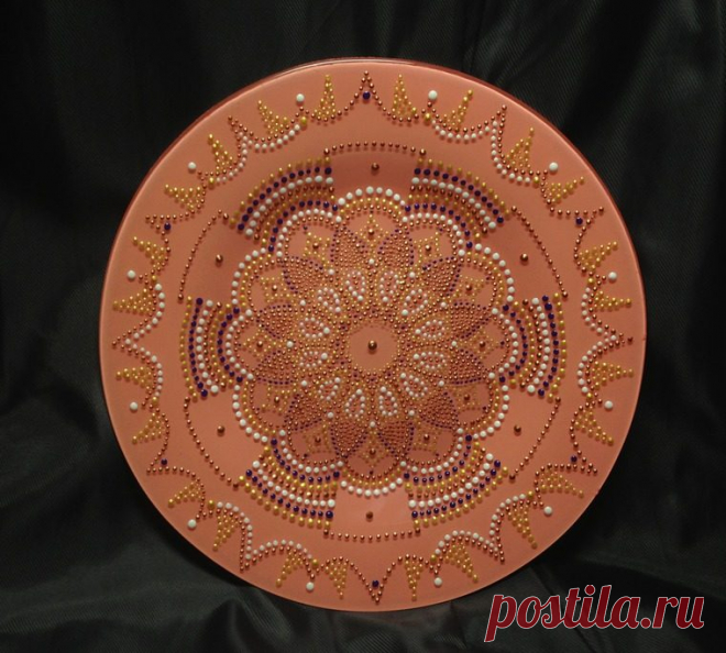 Точечная роспись декоративной тарелки Хочу поделиться своим опытом и представить вашему вниманию мастер-класс по точечной росписи. В качестве объекта для росписи я выбрала обычную прозрачную тарелку. 
 
Цель моего мастер-класса — познаком…
