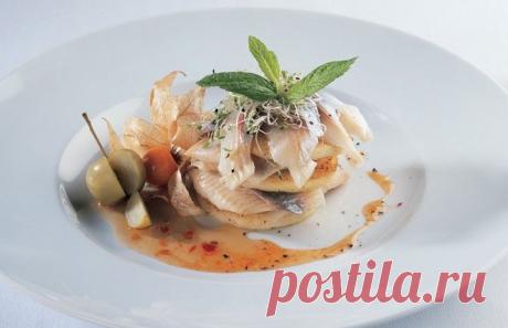 Оригинальные блюда с яблоками для новогоднего стола — СЕЛЬДЬ С ЯБЛОКАМИ — Сельдь 1 шт. (филе), яблоко 1 шт., горчица французская 2 ст. ложки, лук репчатый 2 шт., уксус 1 ч. л., масло растительное 3 ст. л., зелень для украшения. Замаринуем сельдь: режем кусочками. Половину луковицы полукольцами и выкладываем на дно глубокой посудины. Сверху сельдь, смазываем её горчицей. Смешиваем масло и уксус для маринада – заливаем им сельдь. Вторую половину луковицы полукольцами сверху (оставляем немного лука