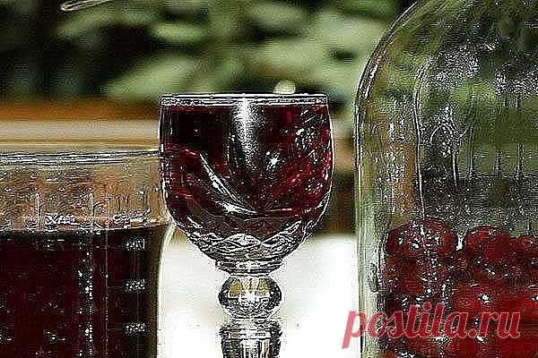 ВИШНЕВЫЙ ЛИКЕР и др. ликеры из ягод...  

Состав: 3 кг вишни, 2 кг сахара, 1 л. водки

Для приготовления вишневого ликера применяются полностью вызревшие ягоды вишни, причем вместе с косточкой. Примечательно то, что при настаивании ядро косточки дарит напитку горьковатый привкус наряду с ароматом миндальных орехов.

Зрелую ягоду засыпаем в 3 л банку, сверху 1 кг. сахара и 0.5 л водки. Настоять 6-7 дней, ежедневно встряхивая содержимое банки. Затем фильтруем и добавляем ост...