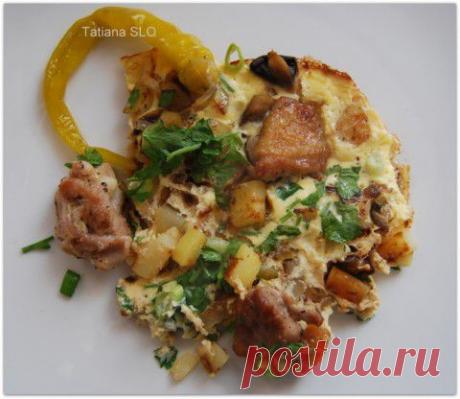 Жаренная картошка с грибами в омлете ...