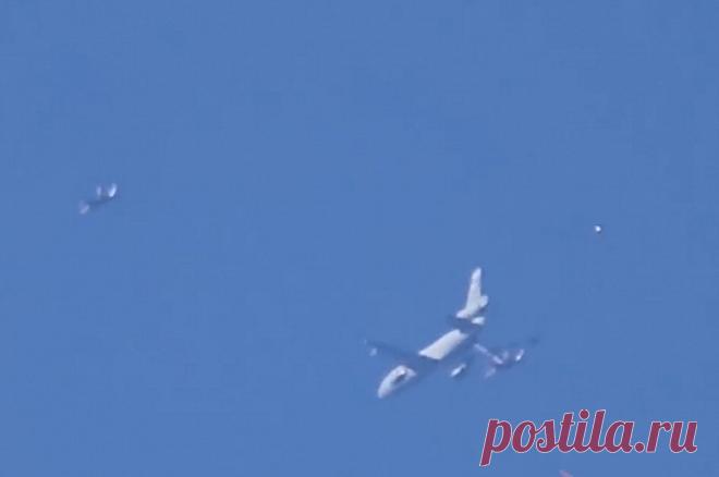 NYT: рядом с лайнером Байдена заметили НЛО. Неопознанный летающий объект над аэропортом Лос-Анджелеса зафиксировала пара авиалюбителей.