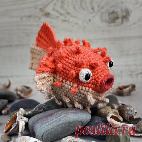 PDF Рыба Фугу крючком. FREE crochet pattern; Аmigurumi toy patterns. Амигуруми схемы и описания на русском. Вязаные игрушки и поделки своими руками #amimore - Рыба, маленькая рыбка фугу.