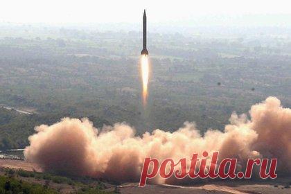 В Польше предупредили об опасности ядерного конфликта из-за Украины. Западные страны должны понимать все риски применения ядерного оружия, когда призывают спасать Украину. Так ответил польский публицист Павел Лисицкий бывшему сотруднику Министерства обороны Австралии Малколму Дэвису, который призвал не бояться ядерного оружия и пойти на риск в конфликте.