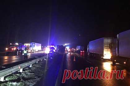 В российском регионе в опрокинувшемся автобусе пострадали 19 человек. Под Тулой опрокинулся пассажирский автобус, в результате ДТП пострадали 19 человек, 13 из них были госпитализированы. В транспортном средстве, следовавшем из Рязани в Старый Оскол, находилось 40 пассажиров и два водителя, когда он столкнулся с разделительным ограждением и опрокинулся.