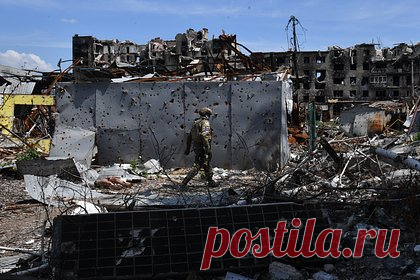 Житель Артемовска рассказал о минировании и поджоге домов солдатами ВСУ. Солдаты ВСУ при отступлении из Артемовска минировали и поджигали многоквартирные дома, рассказал житель города. После выхода подразделения ВСУ из многоквартирного дома, где располагалась часть бойцов, мужчина спустился в подвал, где обнаружил заложенные под несущие стены здания противотанковые мины.