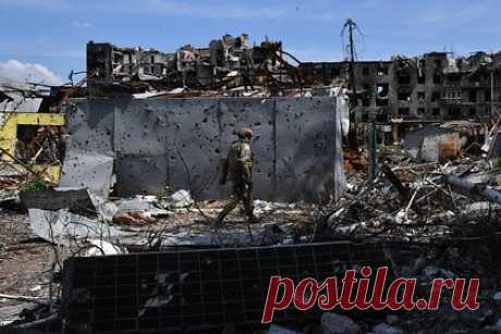 Житель Артемовска рассказал о минировании и поджоге домов солдатами ВСУ. Солдаты ВСУ при отступлении из Артемовска минировали и поджигали многоквартирные дома, рассказал житель города. После выхода подразделения ВСУ из многоквартирного дома, где располагалась часть бойцов, мужчина спустился в подвал, где обнаружил заложенные под несущие стены здания противотанковые мины.