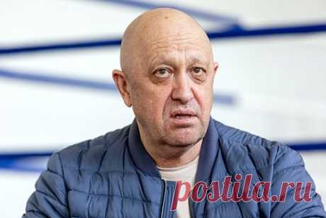 В офисе и доме Евгения Пригожина нашли парики и оружие при обысках. Что об этом известно?. Сотрудники правоохранительных органов обнаружили в доме лидера частной военной компании «Вагнер» Евгения Пригожина парики, оружие, крупные суммы денег и паспорта. Дом Пригожина был оборудован собственной вертолетной площадкой, бассейном, сауной и тренажерным залом.