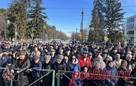 В Нальчике почтили память жертв депортации балкарского народа. В мероприятии приняли участие глава КБР Казбек Коков, спикер регионального парламента Татьяна Егорова, а также председатель правительства Алий Мусуков