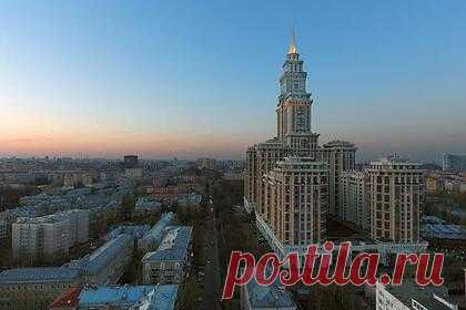 Актер из фильма «Майор Гром» назвал лучший район Москвы. Российский актер Данил Стеклов, сыгравший в фильме «Майор Гром: Чумной Доктор», назвал лучший район Москвы. Своим мнением он поделился в беседе с изданием «Москвич Mag». К такому он отнес территорию в районе двух станций метро: «Аэропорт» и «Сокол». Актер также назвал нелюбимые районы города.