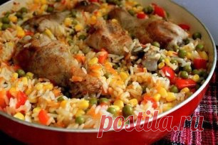 Курица с рисом и овощами по-каталонски
Пальчики оближешь! Приготовьте такую курочку с рисом и овощами, вам точно понравится! 
Сохрани рецепт в копилку!
Ингредиенты:
Куриные голени — 4 шт. (можно бёдра, грудку)
Лук репчатый — 1 шт.
Морковь — 1 шт.
Перец болгарский — 1 шт.
Помидор — 1 шт.
Зеленый горошек — 1 баночка
Кукуруза — 1 баночка
Чеснок — 2 зубчика
Рис — 1 стак.
Вода/бульон — 1,5-2 стак.
Соль, специи — по вкусу
Растительное масло — для жарки
Приготовление:
1. Курицу разморозить, натере