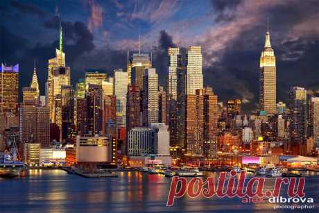 Midtown Manhattan skyline by Alex Dibrova / 500px