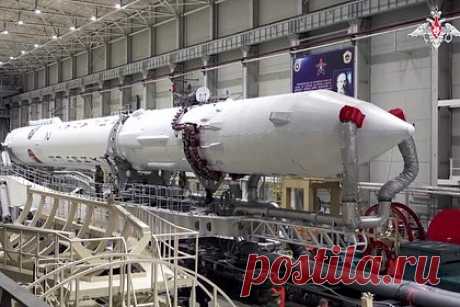 На Восточном завершили сборку «пакета» ракеты «Ангара-А5». На космодроме Восточный завершена сборка «пакета» тяжелой ракеты «Ангара-А5». Об этом в Telegram сообщает госкорпорация «Роскосмос». В настоящее время на космодроме осуществляется перекладка собранного «пакета» для его стыковки с третьей ступенью ракеты и проведения дальнейших проверок и операций.