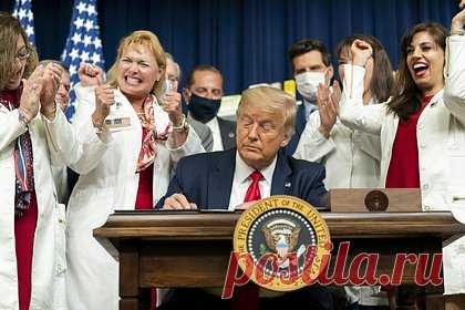 Трамп обвинил своего экс-юриста в разглашении данных. Бывший президент США Дональд Трамп подал иск в федеральный суд Южного округа Флориды с требованием взыскать со своего бывшего юриста Майкла Коэна 500 миллионов долларов. Как говорится в документах, Трамп обвиняет юриста в нарушении обязательств доверенного лица и незаконном обогащении.