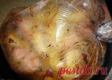 МЯСО С КАРТОФЕЛЕМ В РУКАВЕ 

Готовится очень просто, и подготовка продуктов занимает минимум времени. 
Мясо, приготовленное по этому рецепту, получается очень мягким и сочным, а картофель - ароматным. 

Ингредиенты: 
-400-500 гр. мяса (у меня свиная шейка) 
-картофель 6-8 средних шт. 
-шампиньоны (количество на ваше усмотрение) 
-1 помидор 
-1 болгарский перчик (можете добавить фасоль, цветную капусту, на ваш вкус). 
-1 большая луковица (репчатый) 
-4-5 зубчиков чеснока 
-...