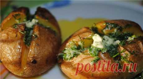 Ароматный картофель, печенный в мундире с чесночным маслом