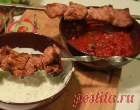 Соусы к шашлыку и блюдам на мангале: четыре рецепта на любой вкус
Пришло время насладиться сочным мясом с дымком. А в этом нам прекрасно помогают свежие овощи, зелень, печеная картошечка, маринованный лучок и обязательно вкусные соусы.
Расскажем, как сделать такие, от которых невозможно отказаться.