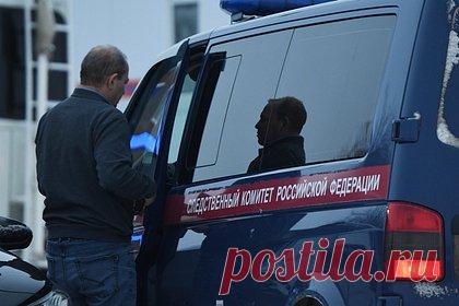 На Урале полуторагодовалого мальчика нашли замерзшим на пороге дома. В деревне Катышка Свердловской области полуторагодовалого мальчика нашли замерзшим на пороге дома. Об этом стало известно уральскому порталу E1.ru. Следователи предполагают, что малыш мог сам выйти ночью из теплого помещения, пока его мать спала. Обратно попасть он не сумел, поскольку дверь захлопнулась.