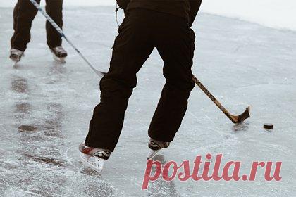 Российского подростка изнасиловали клюшкой после тренировки по хоккею. В Петербурге хоккеисты изнасиловали 12-летнего одноклубника клюшкой. В полицию обратилась мать потерпевшего. Она рассказала, что после тренировки по хоккею ее сына избили и надругались над ним. В медицинском учреждении подтвердили, что у ребенка травма прямой кишки. Правоохранители пообщались с мальчиком.