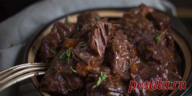 Говядина по-бургундски – пошаговый кулинарный рецепт с фото Говядина по-бургундски – пошаговый рецепт с фото. Нежное и ароматное тушёное мясо со специями, которое тает во рту. Что такое букет гарни. Французская кухня