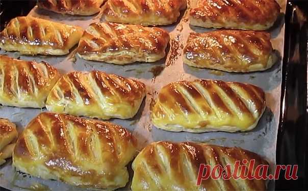 Всего из 2 стаканов муки и стакана творога можно без лишних хлопот сделать сочные слойки на три дня вперед. Завтрак с такими слойками будет отличным началом для долгого и продуктивного дня.

Замешиваем тесто из 300 миллилитров молока, 8 граммов соли и 420 граммов муки. Оно получится плотным, но достаточно эластичным, дайте ему постоять под крышкой полчаса.
Показать полностью...