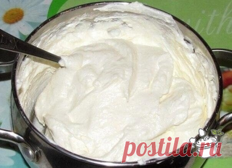 Простой творожный густой крем для торта
Ингредиенты:
Крем:
320 г творога
175г масла
90г сахарной пудры
65г сгущенки
1 пакетик ванильного сахара
1 ст.л. коньяка или десертного вина
Приготовление:
Размягченное масло взбить с сахарной пудрой и растертым ванильным сахаром до побеления. Добавить несколькими порциями сгущенку, тщательно взбивая на максимальной скорости. В конце добавить коньяк.
Творог протереть через сито в готовый крем.
Взбить.
Крем готов!