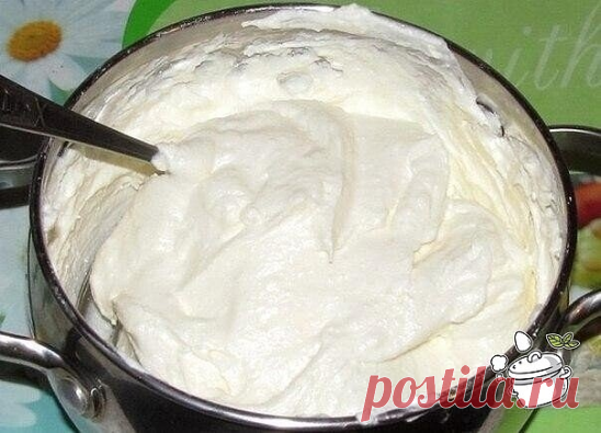 Простой творожный густой крем для торта
Ингредиенты:
Крем:
320 г творога
175г масла
90г сахарной пудры
65г сгущенки
1 пакетик ванильного сахара
1 ст.л. коньяка или десертного вина
Приготовление:
Размягченное масло взбить с сахарной пудрой и растертым ванильным сахаром до побеления. Добавить несколькими порциями сгущенку, тщательно взбивая на максимальной скорости. В конце добавить коньяк.
Творог протереть через сито в готовый крем.
Взбить.
Крем готов!