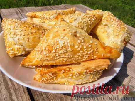 Рецепт: Бурекасы с сыром и баклажанами на RussianFood.com. Тесто слоеное бездрожжевое - 500 г
Баклажаны - 1-2 шт.
Сыр твердый - 150 г
Яйцо - 1 шт.
Белок - 1 шт.
Кунжут - для посыпания
Зелень петрушки - по вкусу
Соль - по вкусу
Перец красный острый - 1 щепотка