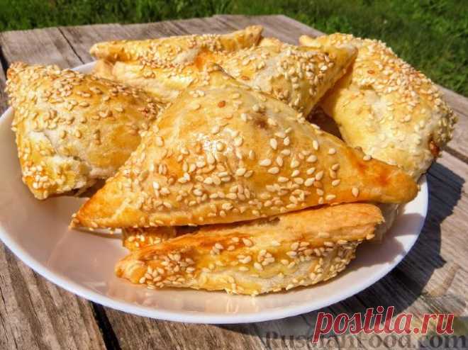 Рецепт: Бурекасы с сыром и баклажанами на RussianFood.com. Тесто слоеное бездрожжевое - 500 г
Баклажаны - 1-2 шт.
Сыр твердый - 150 г
Яйцо - 1 шт.
Белок - 1 шт.
Кунжут - для посыпания
Зелень петрушки - по вкусу
Соль - по вкусу
Перец красный острый - 1 щепотка
