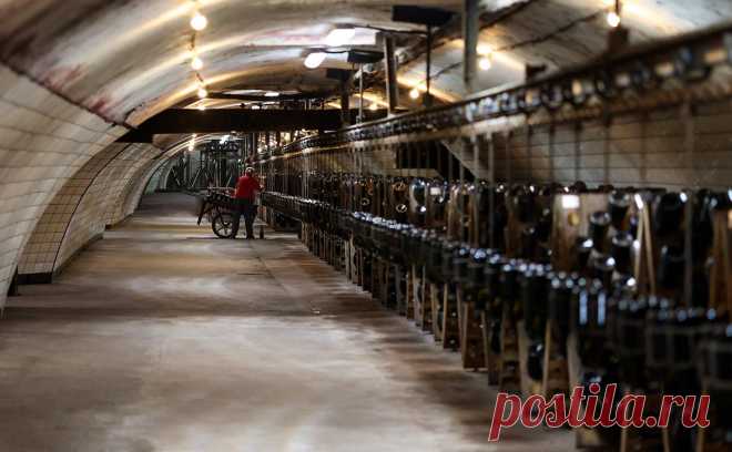 Владельцы «Абрау-Дюрсо» продали шампанский дом во Франции. Группа компаний «Абрау-Дюрсо» семьи бизнес-омбудсмена Бориса Титова продала французское винное хозяйство Chateau d'Avize, которым владела с 2010 года. Компания решила отказаться от актива из-за сложностей работы в регионе