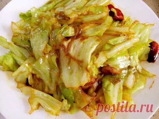 Капусту не жарю и не тушу. А готовлю иначе. Получается вкуснее, быстрее и проще.
В данной публикации хочу рассказать интересный и простой рецепт приготовления капусты.
Он настолько просто, что не требует практически никаких усилий со стороны кулинара - только порезать и все.
А получается очень и очень вкусно.
Ни тушить, ни жарить капусту не нужно, все намного проще.
Мне кажется, что более простого рецепта приготовления блюд из капусты просто не существует.
Готовый гарнир из капусты, пригот