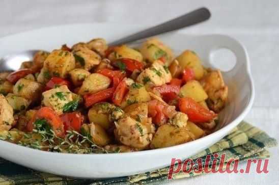 8 советов хозяйкам для приготовления вкусного картофеля
Сохрани себе на страницу!
1. Отварной картофель будет вкуснее, если добавить в воду 3–4 зубчика чеснока, луковицу или немного укропа.
2. Картофель быстрее сварится, если в воду добавить ложку маргарина.
3. Чтобы на старом картофеле при варке не появились синие пятна, в воду нужно добавить немного уксуса.
4. Молодой картофель легко очистится, если предварительно опу