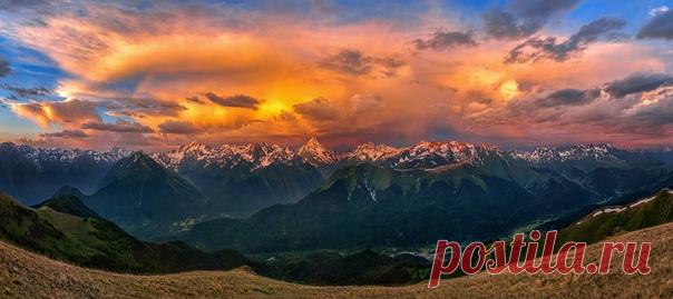 Рассветный взрыв близ Архыза, Северный Кавказ. Автор теплого фото – Фёдор Лашков: nat-geo.ru/community/user/27502 Доброе утро!