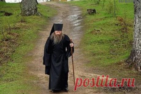 Самая главная молитва, читаемая на выходе из дома Молитва сильнейшая. Она есть творение святителя Иоанна Златоуста и бросает вызов самому повелителю тьмы и призывает помощь Господа Бога и всех сил небесных.