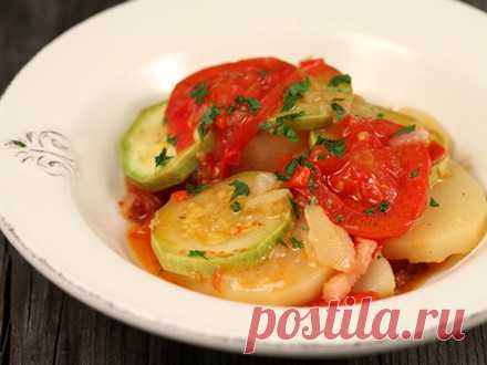 Молодой картофель с кабачками и помидорами.
Вкуснейшее тушеное блюдо из молодой картошки, кабачков, помидор, перца и репчатого лука, для аромата добавляем чеснок и копченое сало.