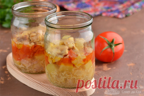 Курица с овощами в банке в духовке.

Потрясающе сочное куриное филе в стеклянной банке в духовке. Мясо томится с репчатым луком, чесноком, томатом, кабачком, майонезом и становится очень нежным, тающим во рту. К такому блюду подойдет любой гарнир из овощей, макарон или круп. Все продукты нарезаем, просто закладываем в банки, накрываем фольгой и готовим 40 минут в духовке. Сочно, ароматно и потрясающе вкусно.