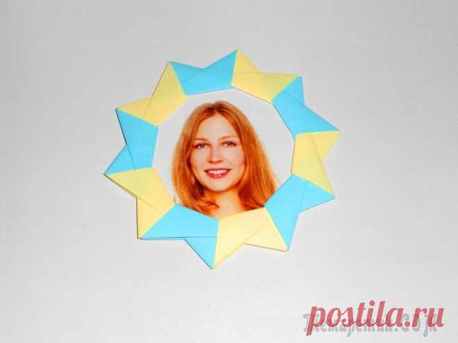Фоторамка из бумаги Оригами подарок своими руками Фоторамка из бумаги Оригами подарок своими руками Фотография позволяет сохранить самые ценные моменты жизни человека. А сохранить саму фотографию как? Сделать фоторамку собственноручно, используя дост...